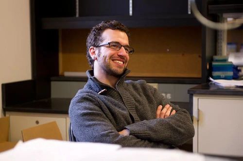 芝加哥大学的遗传学家文森特?林奇通过研究证明，使大象长得如此体型庞大的部分原因是它们的其中一个假基因-祖先基因的重复的破碎-并且这个基因突然获得了新的功能