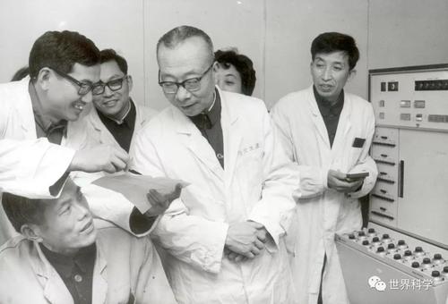 生物化学家王德宝院士（右三）是这一重大科研工程的具体业务领导者