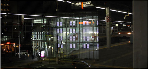 日本千叶的一座商用建筑：玻璃上嵌镶着透明的太阳能电池板