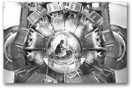 一名工人在PEP- Ⅱ对撞机的BaBar大型探测器中作业